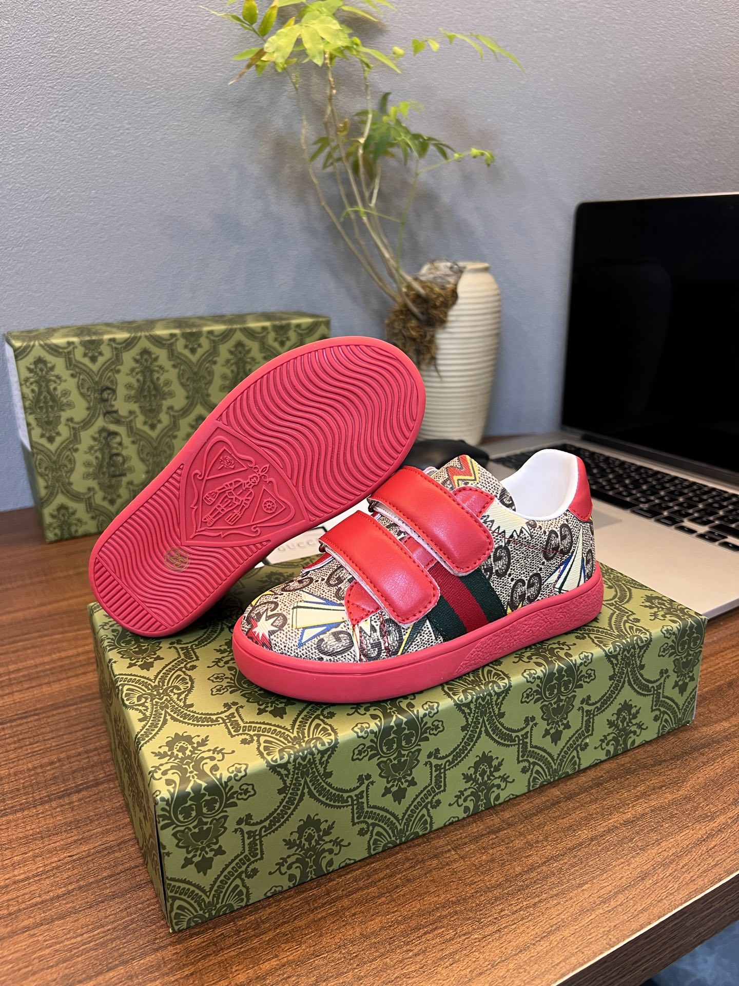 Children's shoes child